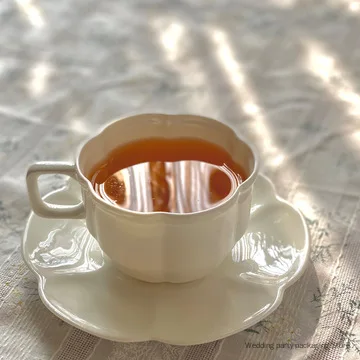 Бяла Дневна Кафеена Чаша Ins, Британски Следобеден Чай в европейски стил в стил ретро, Дамски Керамични Чашка и Чинийка от Костен Порцелан